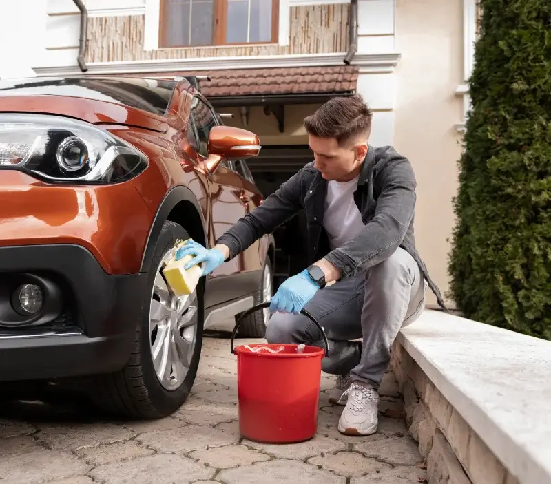 Lavage auto à domicile Champclause : professionnel intervenant sur un véhicule